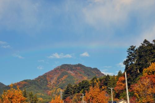 紅葉の虚空蔵山と虹.jpg