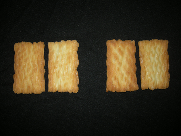 写真４．試作したかきもち(平成24年亀田製菓株式会社)(左：ゆきみのり、右：たつこもち).png
