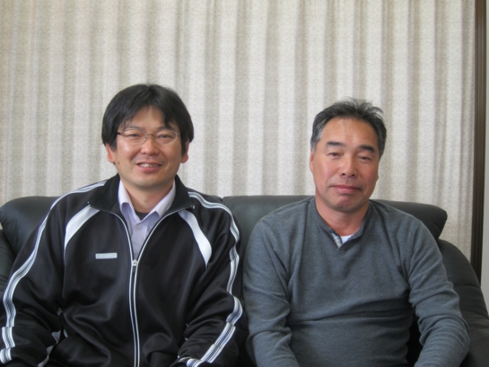 10髙松義久社長（右）と金子光志取締役.JPG